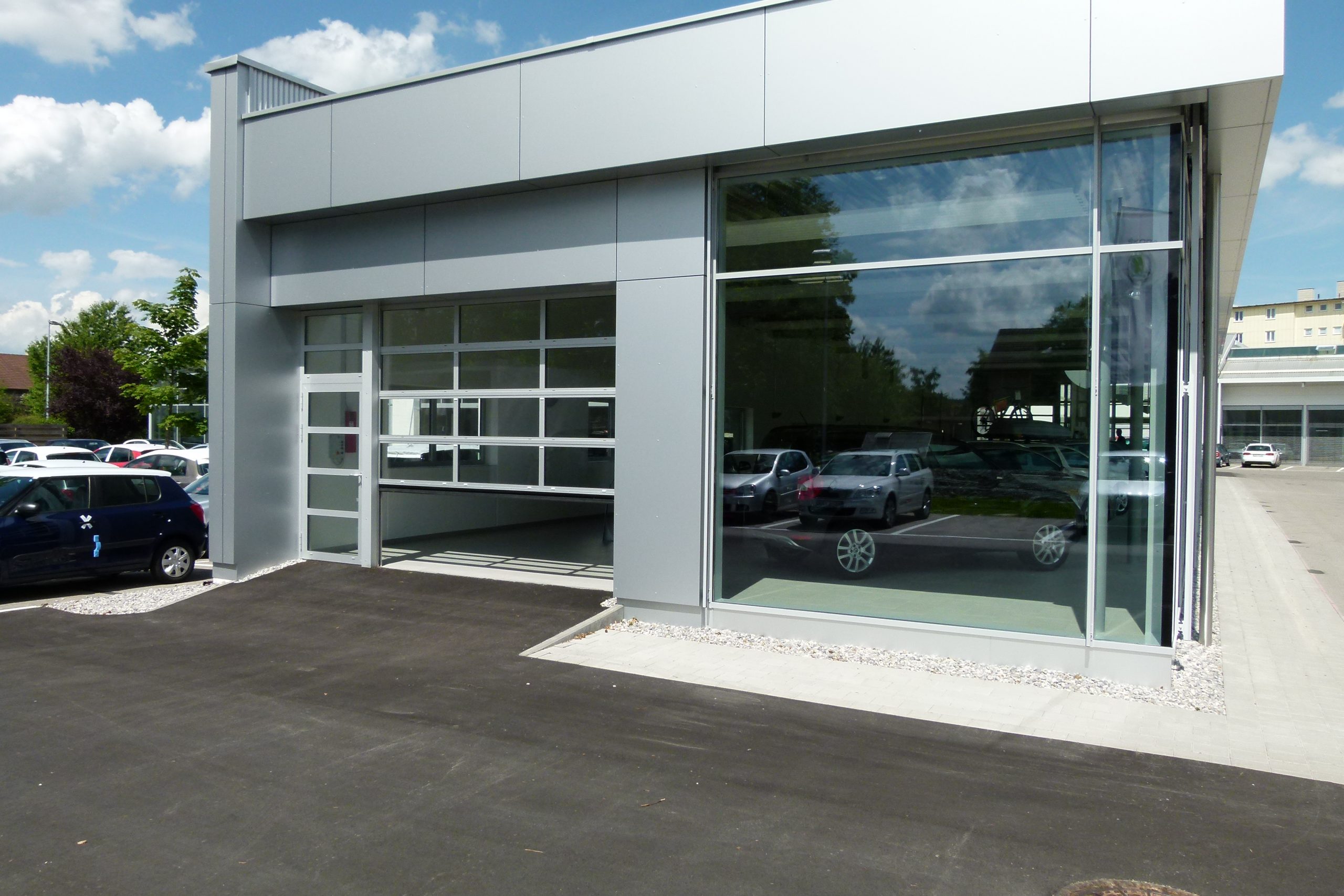 Industrial doors for the automotive industry